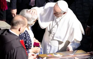 Pope Francis blesses Auschwitz survivor Lidia Maksymowicz in the San Damaso Courtyard of the Apostolic Palace, May 26, 2021. Daniel Ibáñez/CNA.